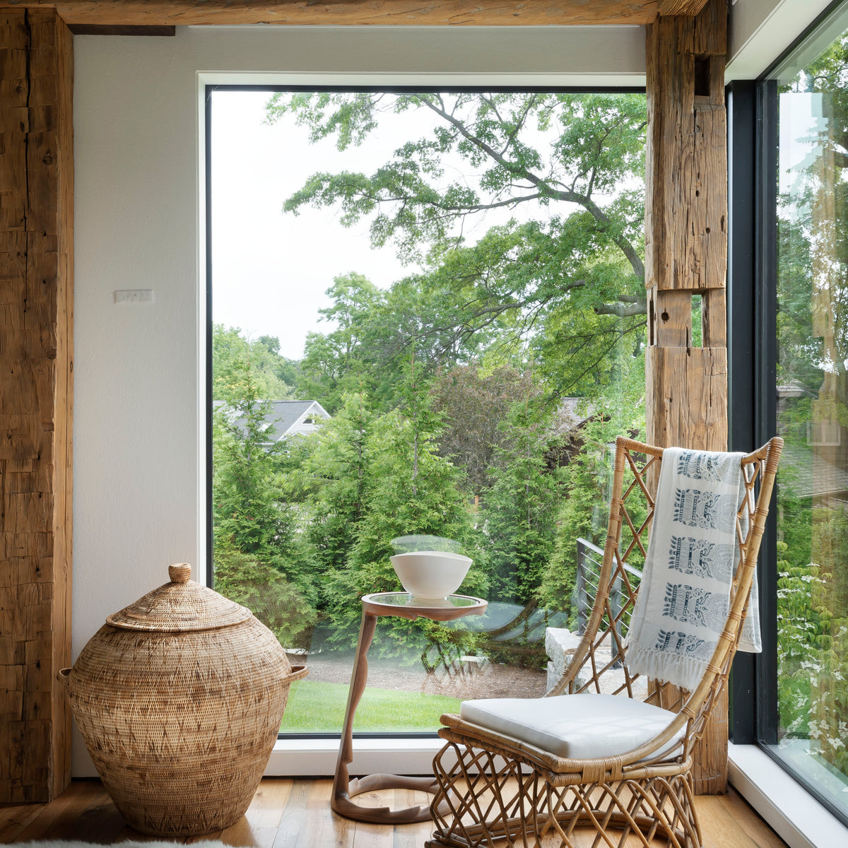 Oculus side table featured with other pieces of furniture 